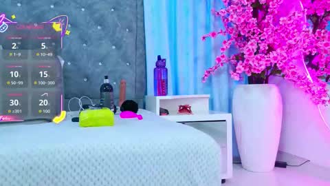 Snapshot of auraross chatting on October 2, 7:43 pm Aura online show from October 2, 7:43 pm