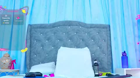 Snapshot of auraross chatting on October 9, 7:23 pm Aura online show from October 9, 7:23 pm