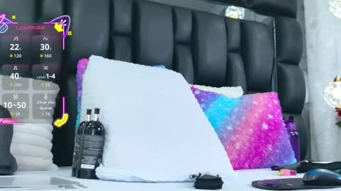 Snapshot of auraross chatting on December 13, 7:53 pm Aura online show from December 13, 7:53 pm