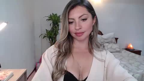 Auri Belle  online show from November 6, 7:59 pm