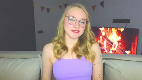 Snapshot of aurora_golden chatting on December 9, 3:44 pm Kate online show from December 9, 3:44 pm