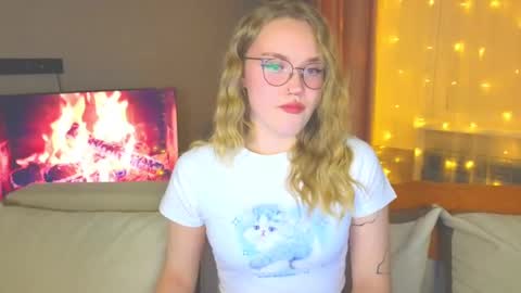 Snapshot of aurora_golden chatting on December 12, 4:43 pm Kate online show from December 12, 4:43 pm
