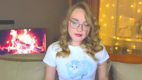 Snapshot of aurora_golden chatting on December 28, 4:09 pm Kate online show from December 28, 4:09 pm