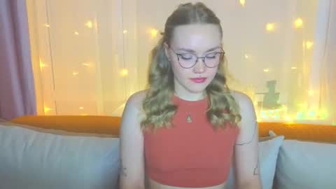Snapshot of aurora_golden chatting on February 2, 4:00 pm Kate online show from February 2, 4:00 pm