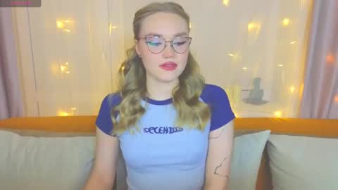 Snapshot of aurora_golden chatting on February 18, 3:21 pm Kate online show from February 18, 3:21 pm