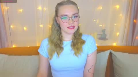Snapshot of aurora_golden chatting on February 25, 6:53 pm Kate online show from February 25, 6:53 pm