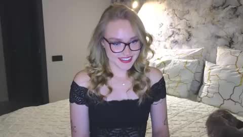 Snapshot of aurora_golden chatting on September 28, 7:52 pm Kate online show from September 28, 7:52 pm
