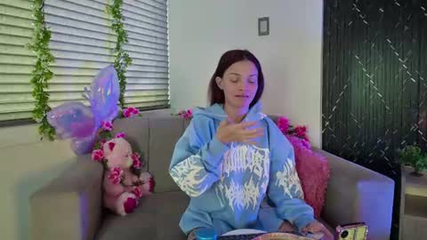 Snapshot of aurora_petitee chatting on June 10, 1:43 pm Aurora online show from June 10, 1:43 pm