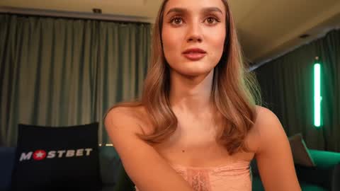Snapshot of aurora_the_ballerina chatting on December 2, 5:37 am Aurora online show from December 2, 5:37 am