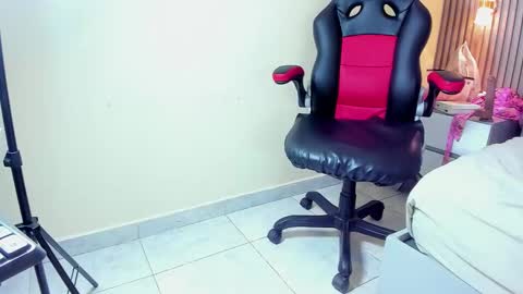 auroramartin2 online show from November 7, 7:58 pm