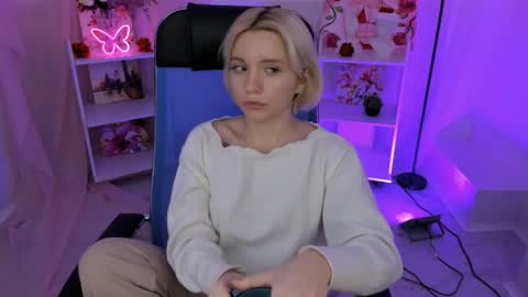 aurorawrenfield online show from November 10, 10:03 am