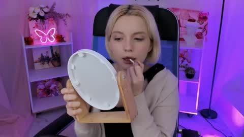 aurorawrenfield online show from November 11, 5:07 am