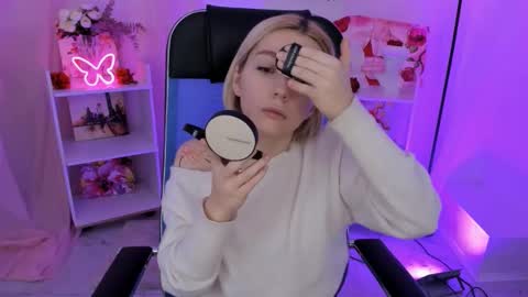 aurorawrenfield online show from November 13, 4:33 am