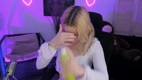 aurorawrenfield online show from April 2, 4:21 am