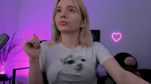 aurorawrenfield online show from April 13, 4:07 am