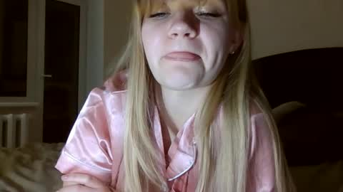 AuroraXRoses online show from October 29, 7:15 pm