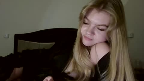 AuroraXRoses online show from November 6, 8:32 pm