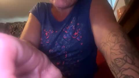 Snapshot of aussielovingxxx chatting on April 27, 7:17 am Milf4u online show from April 27, 7:17 am