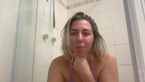 Snapshot of aussielulu chatting on December 17, 1:55 am aussielulu online show from December 17, 1:55 am