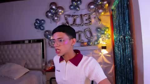 Snapshot of austin_rouse chatting on January 15, 12:43 pm austin_rouse online show from January 15, 12:43 pm