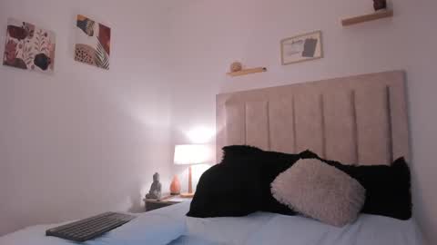 Avaline Help me reach 100 likes TRANSMISSION EVERY DAY FROM 39 PM online show from December 12, 3:32 am