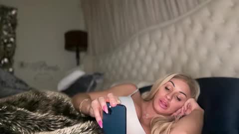 Snapshot of avalonnfoxx chatting on December 2, 12:07 pm AvalonnFoxx online show from December 2, 12:07 pm