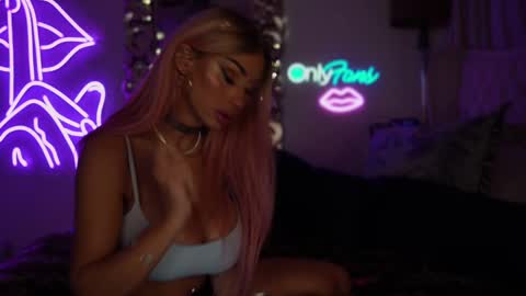 Snapshot of avalonnfoxx chatting on December 14, 8:56 am AvalonnFoxx online show from December 14, 8:56 am