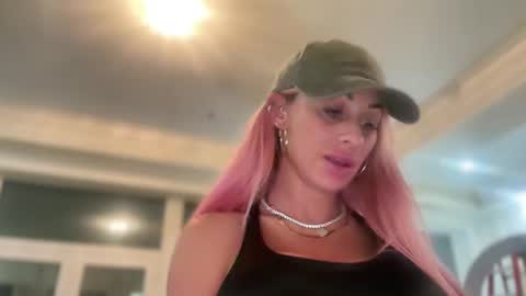 Snapshot of avalonnfoxx chatting on December 16, 6:10 am AvalonnFoxx online show from December 16, 6:10 am