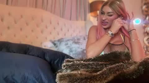 Snapshot of avalonnfoxx chatting on December 18, 3:33 pm AvalonnFoxx online show from December 18, 3:33 pm