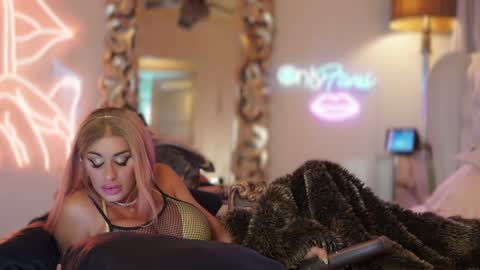 Snapshot of avalonnfoxx chatting on December 18, 6:35 pm AvalonnFoxx online show from December 18, 6:35 pm