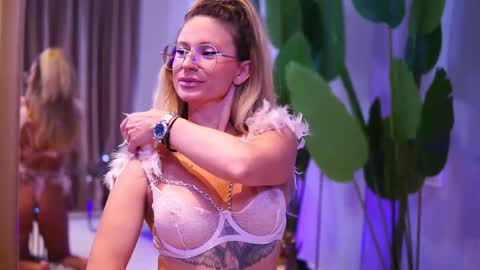 Snapshot of avamaddisson chatting on October 12, 3:27 am Ava online show from October 12, 3:27 am