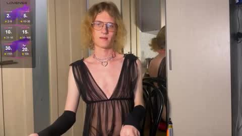 Snapshot of avery_adam chatting on February 18, 10:17 pm Alex online show from February 18, 10:17 pm