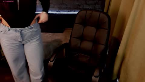 Snapshot of avery_flores chatting on December 16, 11:21 pm Avery online show from December 16, 11:21 pm