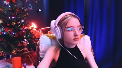 Snapshot of avi_nile chatting on December 20, 2:52 am Avriel online show from December 20, 2:52 am