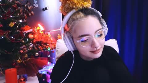 Snapshot of avi_nile chatting on December 22, 5:56 am Avriel online show from December 22, 5:56 am