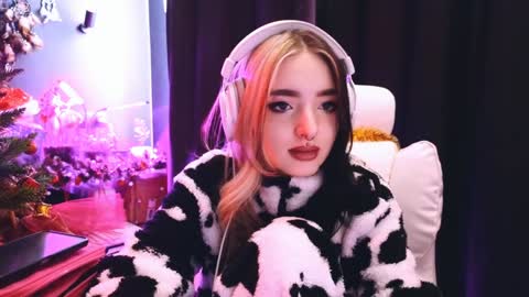 Snapshot of avi_nile chatting on January 17, 5:00 am Avriel online show from January 17, 5:00 am