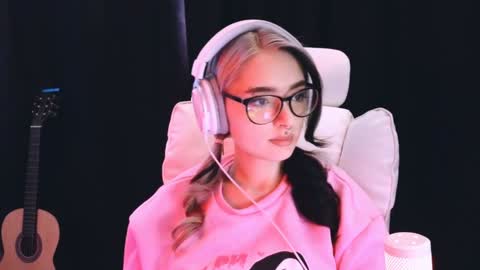 Snapshot of avi_nile chatting on February 4, 2:39 am Avriel online show from February 4, 2:39 am