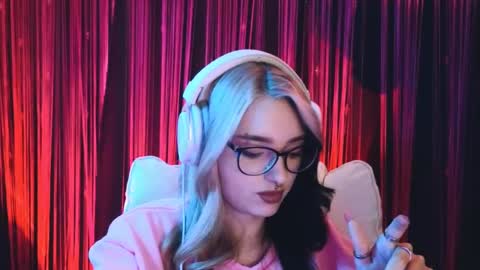 Snapshot of avi_nile chatting on February 14, 3:11 am Avriel online show from February 14, 3:11 am