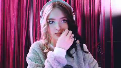 Snapshot of avi_nile chatting on March 11, 5:38 am Avriel online show from March 11, 5:38 am