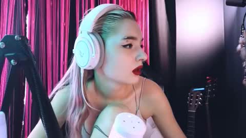 Snapshot of avi_nile chatting on September 22, 4:36 am Avriel online show from September 22, 4:36 am