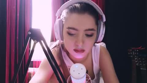 Snapshot of avi_nile chatting on November 23, 4:45 am Avriel online show from November 23, 4:45 am