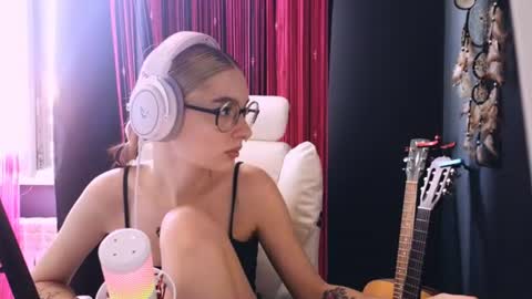 Avriel online show from June 11, 3:04 am