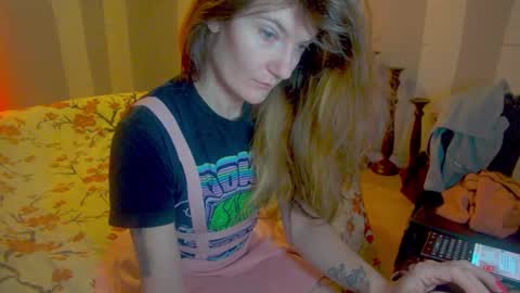 Snapshot of awesomeblossommm chatting on January 7, 7:38 pm awesomeblossommm online show from January 7, 7:38 pm