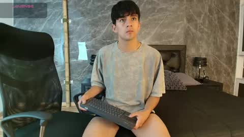Snapshot of axel_draven chatting on April 27, 12:14 pm axel_draven online show from April 27, 12:14 pm