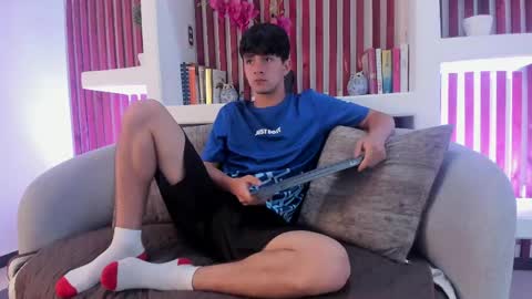 Snapshot of axel_draven chatting on April 29, 12:20 pm axel_draven online show from April 29, 12:20 pm