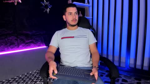 Snapshot of axel_grey_ chatting on December 18, 12:22 pm axel_grey_ online show from December 18, 12:22 pm