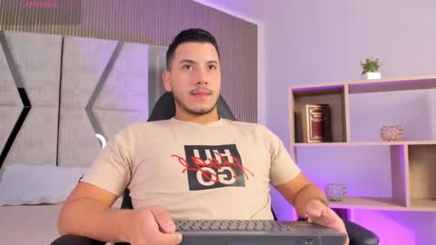 Snapshot of axel_grey_ chatting on February 28, 12:28 pm axel_grey_ online show from February 28, 12:28 pm