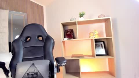 Snapshot of axel_grey_ chatting on March 23, 12:42 pm axel_grey_ online show from March 23, 12:42 pm