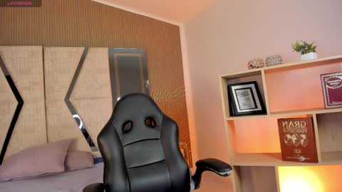 Snapshot of axel_grey_ chatting on April 13, 12:43 pm axel_grey_ online show from April 13, 12:43 pm