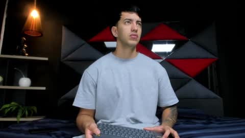 Snapshot of axel_hendrick chatting on February 20, 11:22 am axel_hendrick online show from February 20, 11:22 am